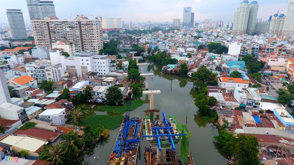 Chạy giữa rạch Văn Thánh (quận Bình Thạnh) đến ga số 4 Văn Thánh.