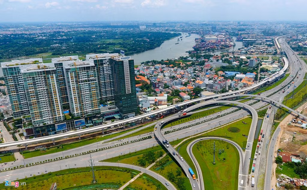 Đây là gói thầu số 2, cơ bản xong kết cấu phần dưới và đang thi công phần thượng cầu phân đoạn cầu cạn, cầu đặc biệt (gồm 17 phân đoạn cầu cạn và 5 cầu đặc biệt) và 11 nhà ga. Khối lượng tổng thể gói thầu đã đạt trên 55%. Trong ảnh là đoạn tuyến đường sắt trên cao chạy qua nút giao thông Cát Lái, băng qua cầu Rạch Chiếc sang địa phận quận 9 và quận Thủ Đức.