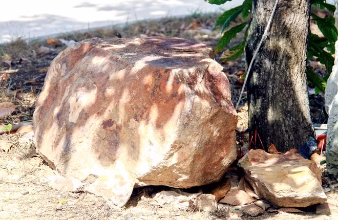 Hòn đá được đưa về trụ sở xã Vạn Hưng để quản lý. Ảnh: An Bình.