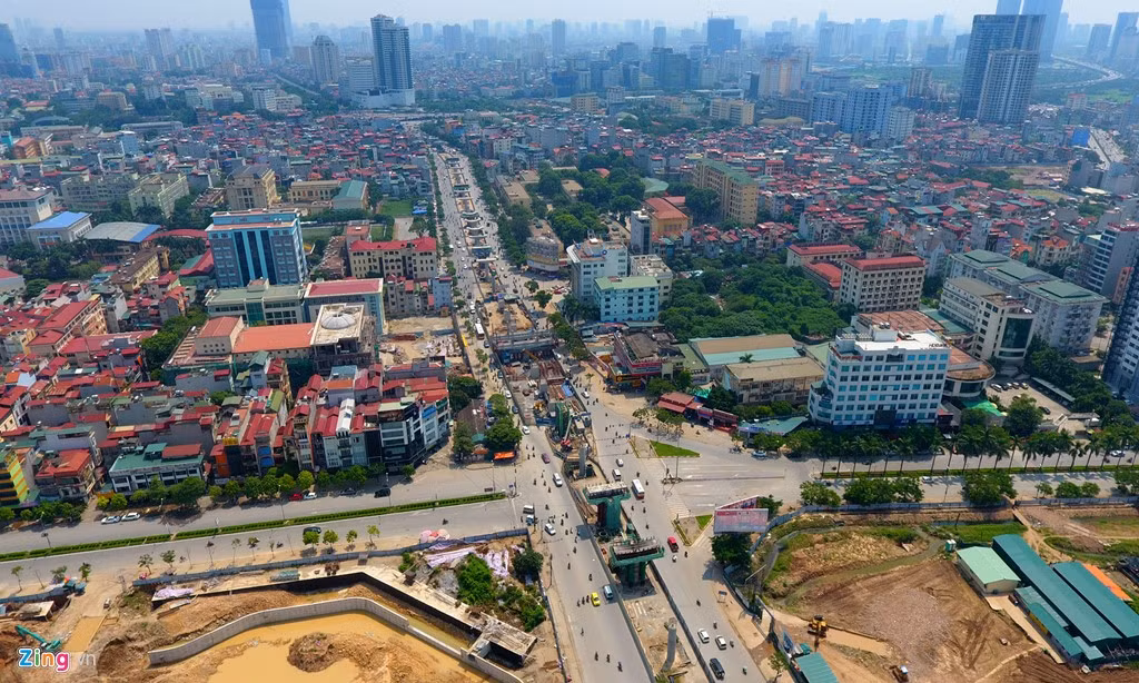 Đoạn từ ngã tư Hồ Tùng Mậu - Lê Đức Thọ đến cầu vượt Phạm Hùng - Xuân Thuỷ, công trường vẫn còn ngổn ngang.