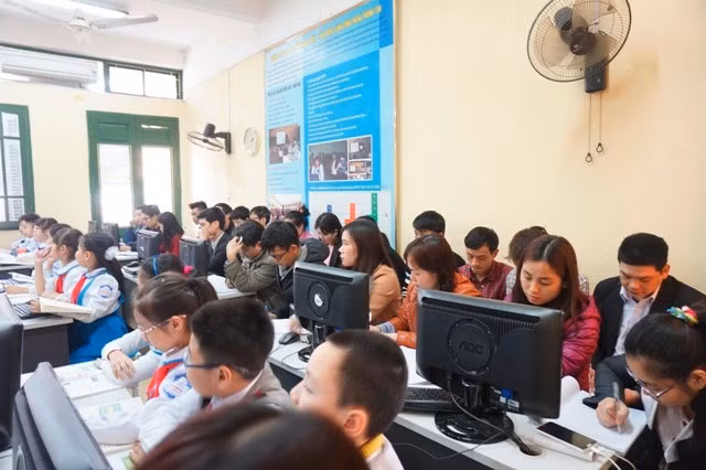 Nhiều giáo viên cho rằng hình ảnh này không phải hiếm, có thể bắt gặp ở bất cứ ngôi trường nào khi hoạt động dự giờ đã trở thành thường xuyên. Dù đột xuất hay được thông báo trước, dự giờ trở thành hoạt động chuyên môn góp phần cải thiện chất lượng giảng dạy. Trong ảnh là tập thể giáo viên tổ Tin thuộc quận Ngô Quyền (Hải Phòng) tham gia dự giờ.