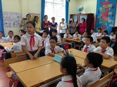 Buổi dự giờ tại trường tiểu học huyện Đông Triều, Quảng Ninh có sự tham gia của Ban giám hiệu, nhiều giáo viên cốt cán và học sinh của các trường khác. Thầy cô chụp ảnh, quay phim diễn biến của lớp học.