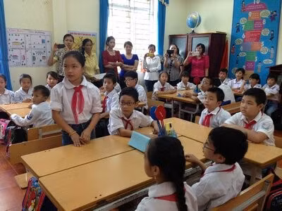 Buổi dự giờ tại trường tiểu học huyện Đông Triều, Quảng Ninh có sự tham gia của Ban giám hiệu, nhiều giáo viên cốt cán và học sinh của các trường khác. Thầy cô chụp ảnh, quay phim diễn biến của lớp học.