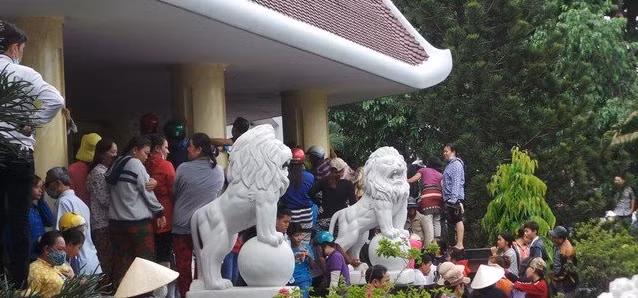 Thậm chí, lúc đưa tang, người nhà nam người mẫu phải đứng ra xin đường, đám đông mới chịu cho xe tang đi qua. Rồi không ít người sẵn sàng trèo lên các cột đá, cột nhà, đu bám trên các cành cây để nhìn cảnh Duy Nhân tan thành tro bụi tại đài hỏa thiêu Bình Hưng Hòa. Thiết nghĩ, tới lúc nào "đám đông xấu xí" trên mới không xuất hiện ở những đám tang nghệ sĩ? Hơn bao giờ hết, xin đừng đem sự mất mát, nỗi đau của gia đình người khác làm trò vui, thỏa mãn những thú vui ảo tưởng của chính mình.