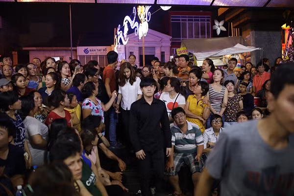 Phải rất khó khăn Đông Nhi và Ông Cao Thắng mới có thể vào trong khu vực tang lễ vì bị người dân chụp ảnh liên tục.