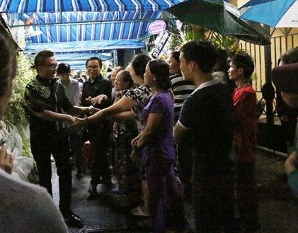 Trong ảnh là MC Đại Nghĩa phải đưa tay ra bắt khi người dân xung quanh gọi tên mình. Chứng kiến hình ảnh không đẹp này, người thân lẫn những ai yêu mến Minh Thuận chỉ biết lắc đầu ngán ngẩm, buồn thay cho anh. Ở đám tang Wanbi Tuấn Anh hay Duy Nhân trước đây, tình huống tương tự cũng diễn ra.