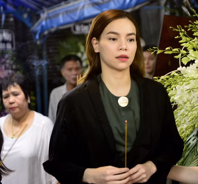 Trước đó, vào tối 19/9, quản lý của Hồ Ngọc Hà đã thẳng thừng từ chối yêu cầu xin chụp ảnh cùng “nữ hoàng giải trí” của một thanh niên áo hồng. Người này đứng đợi cả ngày chỉ để xin chụp ảnh "tự sướng" với các sao.