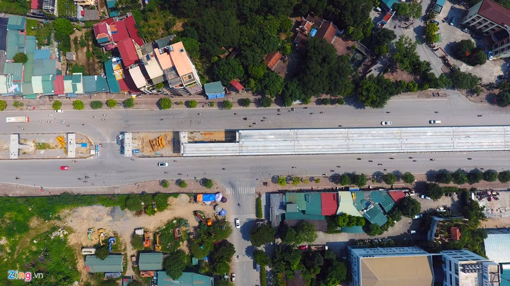 Trước đó, dự án gặp nhiều vướng mắc, điển hình là gói thầu số 3 (thi công hầm và 4 ga ngầm) chậm 6 tháng so với kế hoạch (thực hiện mất 49 tháng). Còn gói thầu số 1 (thi công tuyến trên cao) khởi công tháng 7/2014, tính đến đầu năm 2016 mới thực hiện được gần 50% khối lượng công việc.