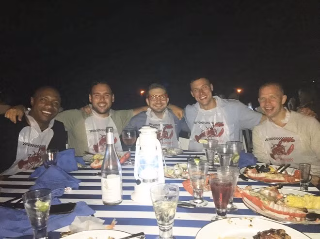 Anh có mối quan hệ thân thiết với nhiều người nổi tiếng thuộc những lĩnh vực khác nhau. Họ cùng thưởng thức những bữa tiệc xuyên đêm với những món ăn hảo hạng và các loại rượu đắt giá.