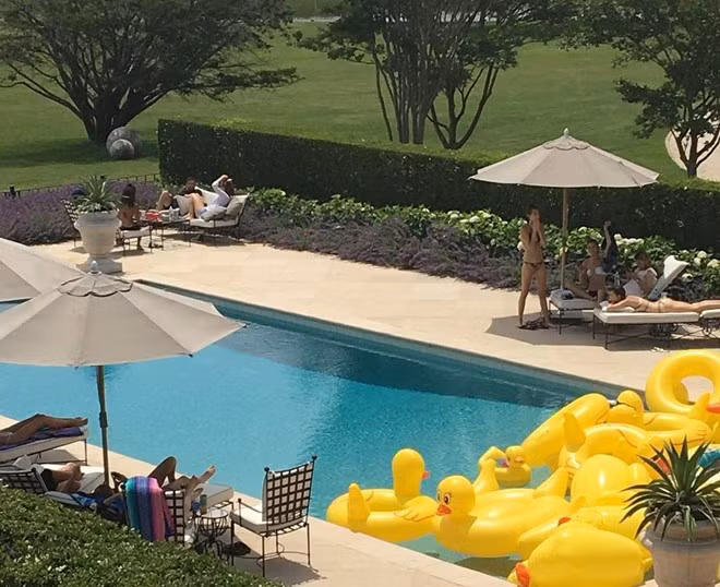 Alex thường mời bạn đến vui chơi tại khu nghỉ dưỡng Water Mill trị giá 72 triệu USD mà gia đình anh thuê lại. Ngôi sao bóng rổ Joakim Noah, nhà thiết kế thời trang Timo Weiland, Maxwell Osborne hay người mẫu Caroline Vreeland là những khách mời quen thuộc của Alex.