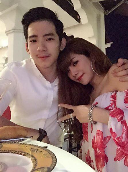 Hai vợ chồng thường xuyên cùng nhau đi ăn hoặc tham dự các sự kiện (ảnh FBNV).