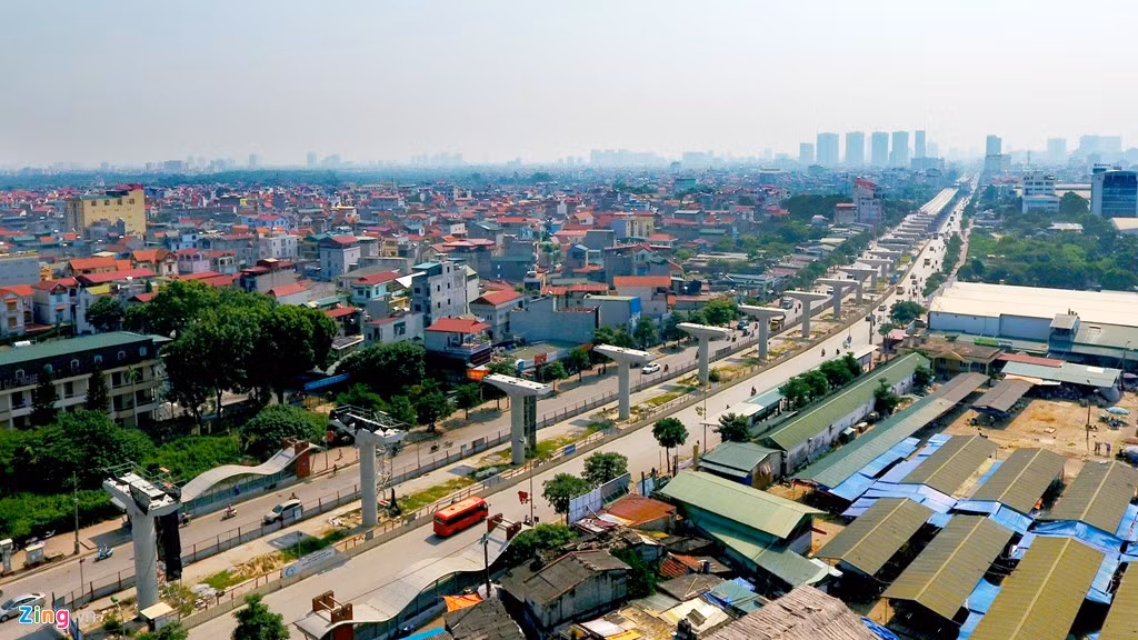 Riêng đoạn đi trên cao từ Nhổn tới Cầu Giấy dài 8,5 km gồm 8 ga S1 đến S8. Đoạn đi ngầm dưới lòng đất dài 4 km gồm 4 ga từ S9 đến S12, trong đó có 2 ga kết nối và trung chuyển là Cầu Giấy và Cát Linh.