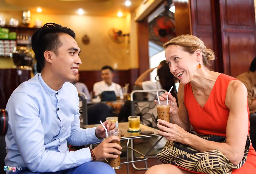 Cà phê sữa đá trở thành thức uống ưa thích mới của bà Tarnowka khi đến TP.HCM. Bà chia sẻ rất muốn tìm hiểu về truyền thống và văn hóa Việt Nam, cũng như lắng nghe những vấn đề đang được quan tâm. Gần đây, bà đã cùng con gái đi mua lồng đèn và tìm hiểu về Tết Trung thu tại Việt Nam.