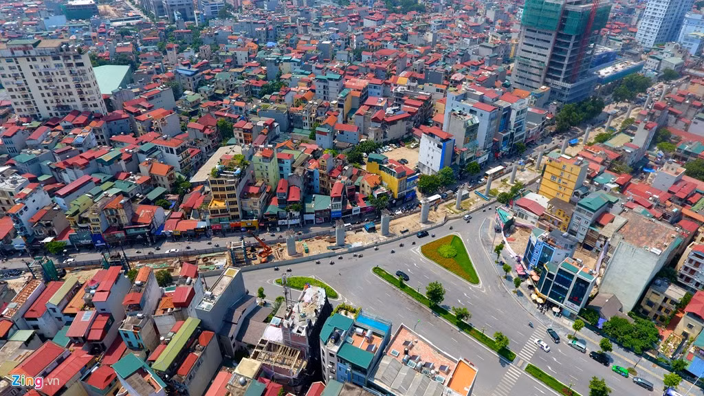 Khúc cua của đường sắt trên cao đi qua ngã ba Cầu Giấy - Nguyễn Văn Huyên. Đây cũng là nơi thường xuyên xảy ra ùn tắc giao thông vào giờ cao điểm bởi lòng đường bị thu hẹp dành diện tích cho công trường.