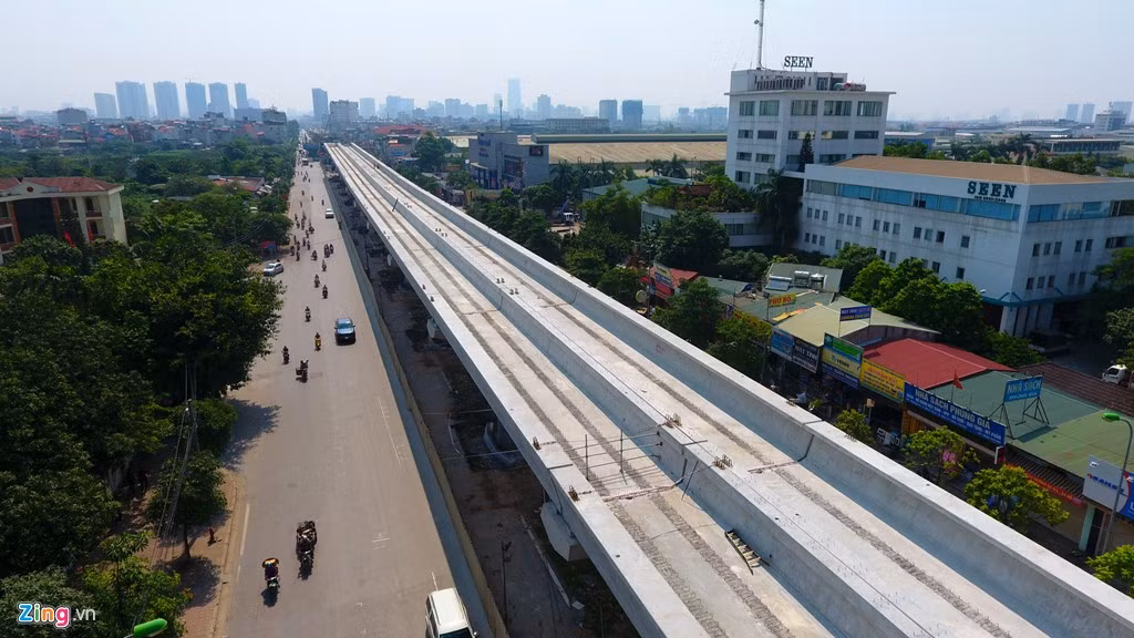 Các thanh dầm bê tông cốt thép dài 25 m, rộng 5,2 m, cao 1,8 m, trọng lượng 157 tấn. Đến tháng 9/2016, có hơn 500 m đường được lao dầm thành công. Trong quá trình thi công, Tổng cục Đường bộ Việt Nam cho phép tổ hợp ôtô đầu kéo và cụm rơ-moóc quá khổ dài 48,8 m, vận chuyển hàng siêu trường, siêu trọng dầm U bê tông cốt thép với tổng trọng lượng cả xe và hàng lên tới 256 tấn thi công vào ban đêm.