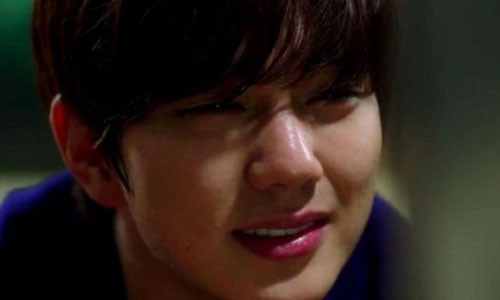 Chet dieng truoc canh tuong vo van nai o sin trong phong ngu