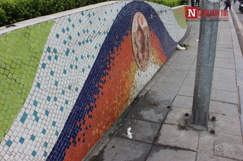 Những góc phố bị những ké "tè bậy" phá hoại.