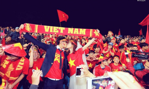 Cặp đôi trao nhau nụ hôn ngay trên khán đài gây bão mạng.