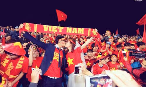 Cặp đôi trao nhau nụ hôn ngay trên khán đài gây bão mạng.