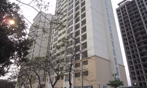 Cả tòa nhà dành cho sinh viên vẫn bỏ không.