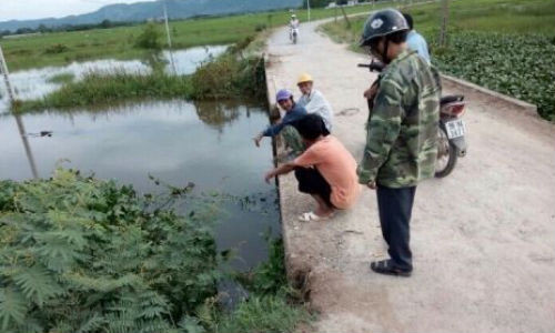 Me nga xuong nuoc tu vong khi cho con qua cau