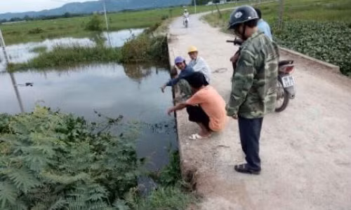 Me nga xuong nuoc tu vong khi cho con qua cau