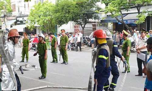 Cảnh sát PCCC đến hiện trường đề phòng tình huống xấu xảy ra. Ảnh: Nguyên Vũ.