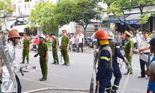 Cảnh sát PCCC đến hiện trường đề phòng tình huống xấu xảy ra. Ảnh: Nguyên Vũ.