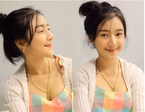  Được biết, khi Prayongchaikul livestream trên trang cá nhân, vì phút giây sơ hở nên cô vô tình để tuột chiếc khăn tắm trên cơ thể. Sự cố này khiến hình tượng trong sáng mà Prayongchaikul gìn giữ bấy lâu, bỗng tan biến chỉ sau một nốt nhạc.