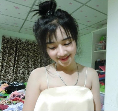 Vì thế, cộng đồng mạng Thái Lan sôi sục khi xem clip nóng của hot girl Prayongchaikul.