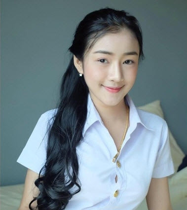 Prayongchaikul là nữ sinh khiến triệu chàng trai xứ chùa Vàng mê mẩn bởi vẻ đẹp thơ ngây, đáng yêu, gương mặt xinh như búp bê. Thường xuất hiện trong bộ đồng phục học sinh, Prayongchaikul gây ấn tượng với mọi người ngay từ cái nhìn đầu tiên.