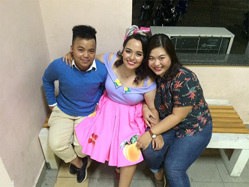 Tố Tố tâm sự hồi cô 19 tuổi, cô quen một người, cô rất thích người đó và cũng nghĩ người đó thích cô. Thế nhưng, đến một ngày, cô nghe được bạn của người đó nói rằng: "Bộ mày hết đứa để yêu sao lại chọn con đó". Tố Tố đã rất buồn. Cô kể: "Tôi biết người ta chê tôi mập, chê tôi là con lật đật nhưng cũng không ngờ lại thẳng thừng đến mức đó. Rồi sau này, tôi có thấy người bạn trai cũ viết trên facebook là đã chia tay, có người còn vào châm chọc rằng: "Mày chán cục thịt mỡ đó rồi à". To béo là điều mà bất cứ ai cũng không muốn, nhưng tôi nghĩ mình không đáng để bị chê bai thế này. Có nhiều lần tôi uất ức và tủi thân đến phát khóc”.