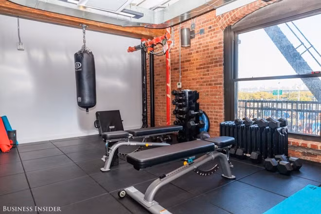 Trong phòng còn có thiết bị nâng cao sức khoẻ.