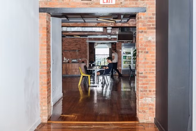 Nhân viên có thể vừa ăn uống, vừa làm việc và xả stress trong giờ làm việc.