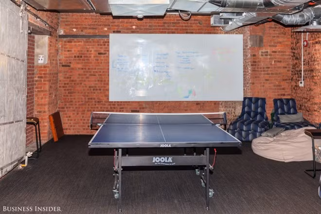 Không chỉ có máy móc tập thể hình hiện tại, tại văn phòng Uber còn có bàn chơi tennis cho nhân viên giải trí và rèn luyện sức khỏe.