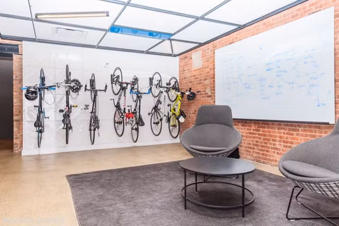 Dù nhận được thẻ ưu đãi hàng tháng có thể dùng để đi lại, nhiều nhân viên Uber vẫn thích di chuyển bằng xe đạp. Đây là nơi xe đạp được mắc lên tường.