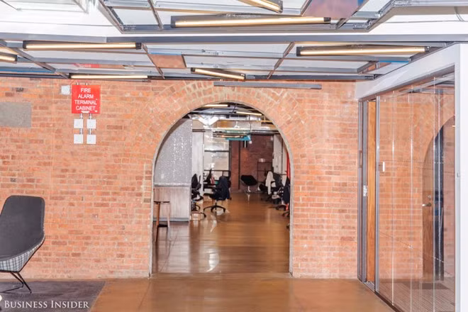 Tùy vào người làm DJ của ngày, nhân viên ở đây có thể được nghe tới 40 bản nhạc hot. Theo người phát ngôn của Uber, âm nhạc làm thay đổi không khí làm việc tại đây.