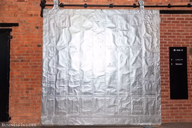 Tọa lạc ở West 28th Street, New York, văn phòng của Uber nằm trong một kho hàng cũ và từng là câu lạc bộ đêm. Toàn bộ tòa nhà là những bức tường gạch cũ có từ năm 1891 và được gọi là Chelsea Terminal Stores. Uber chuyển vào đây từ năm 2014 và tận dụng vật dụng từ nhà kho cũ như chiếc cửa kim loại này.