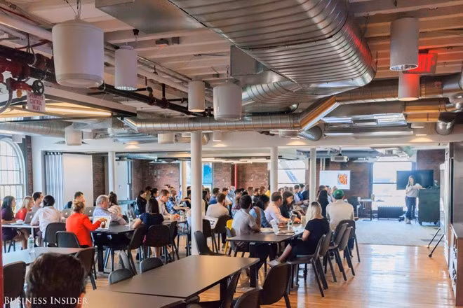 Mỗi tuần một lần, cả văn phòng tập trung ăn sáng cùng nhau và nghe thuyết trình.