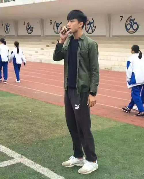 Không chỉ sở hữu chiều cao lý tưởng, làn da rám nắng, thân hình rắn chắc khỏe mạnh, khuôn mặt đẹp trai thu hút hệt như diễn viên điện ảnh, thầy giáo trẻ còn có tính cách lạnh lùng và rất nghiêm khắc. Nhiều người cho rằng, anh là chuẩn hình tượng soái ca trong lòng những thiếu nữ mơ mộng.