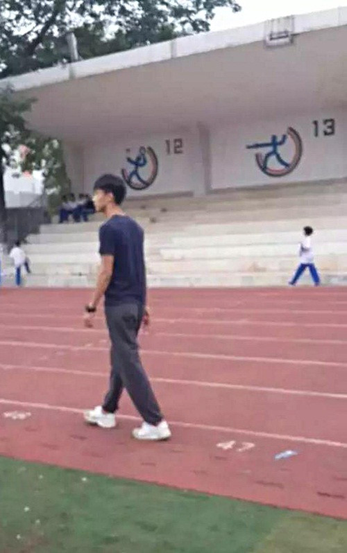 "Thầy không làm người mẫu thì phí quá. Chỉ khoác lên bộ đồ thể dục thôi mà đã đẹp như thế này rồi. Tôi thật ghen tị với những học sinh được ngắm thầy mỗi giờ thể dục", một cư dân mạng bình luận.