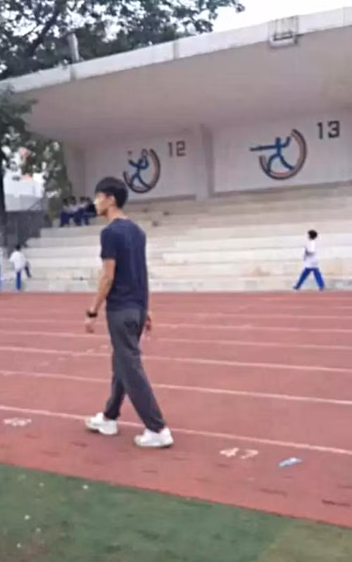 "Thầy không làm người mẫu thì phí quá. Chỉ khoác lên bộ đồ thể dục thôi mà đã đẹp như thế này rồi. Tôi thật ghen tị với những học sinh được ngắm thầy mỗi giờ thể dục", một cư dân mạng bình luận.