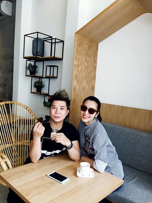 Kể từ lúc kết hôn và sinh con trai đầu lòng, Tăng Thanh Hà hiếm tham dự sự kiện làng giải trí. Mặc những ồn ào tin đồn mang bầu lần 2, cuối tuần qua “ngọc nữ” điện ảnh Việt góp mặt tại buổi khai trương nhà hàng tại TP.HCM của cựu người mẫu Minh Anh. Minh Anh và Hà Tăng là bạn bè thân thiết từ nhiều năm nay. Tới dự event, "bà mẹ một con" diện áo sơ mi kẻ thêu họa tiết đơn giản và cố tình không để lộ vòng hai.