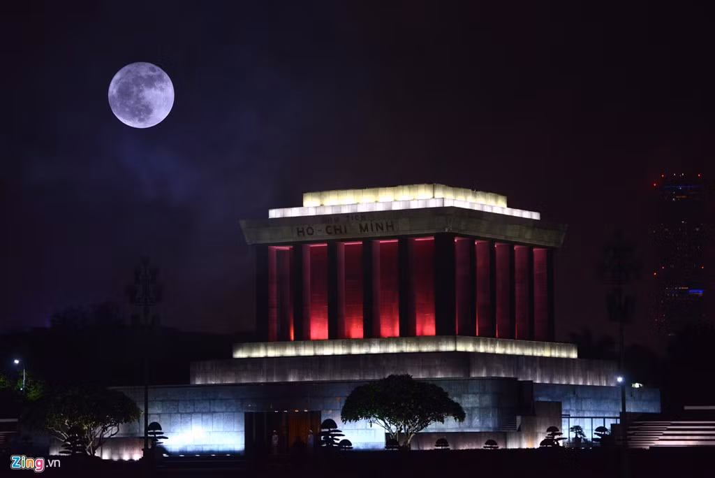 Hiện tượng siêu trăng xuất hiện từ gần 18h ở Hà Nội. Một trong những khu vực dễ nhìn thấy nhất là Quảng trường Ba Đình.
