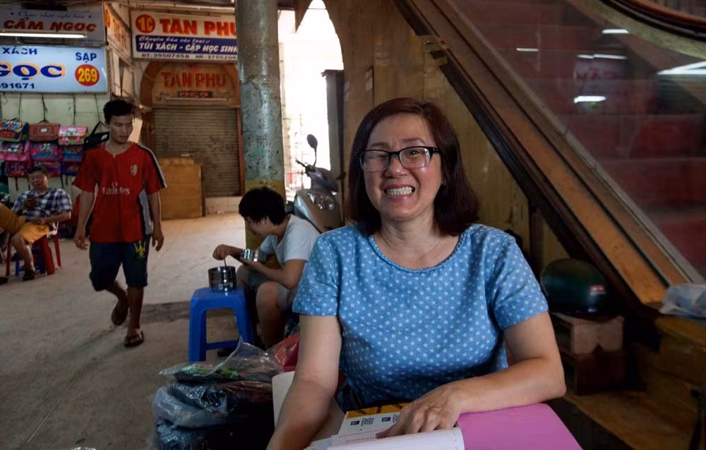 Cô Loan, một tiểu thương bán hàng giỏ xách, va li ở chợ Bình Tây đã 32 năm. Cô chia sẻ: "Chợ đã xuống cấp nghiêm trọng cần phải được tu sửa lại, việc trung tu lại ngôi chợ này là việc làm cần thiết. Hi vọng sau một năm, chúng tôi sẽ được trở lại bán hàng trên ngôi chợ mới".