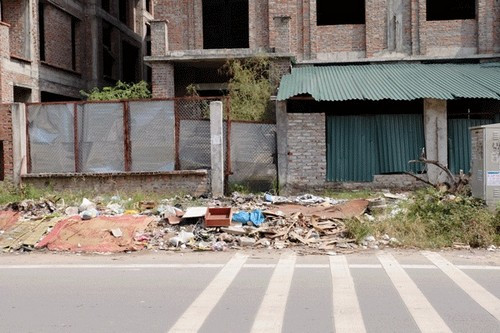 Trong khi nhiều người chật vật chắt chiu mà vẫn không mua nổi căn nhà, lấy chỗ chui ra, chui vào thì tại một số nơi ở thủ đô, biệt thự, căn hộ chung cư lại bỏ hoang. Theo quan sát của PV, hiện trạng biệt thự bỏ hoang này tập trung tại một số khu đô thị như Văn Phú (Hà Đông), Yên Xá (Thanh Trì), Trung Văn (Nam Từ Liêm), Thiên đường Bảo Sơn (mặt đường Lê Trọng Tấn), Linh Đàm (Hoàng Mai)...