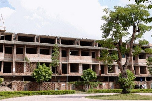 Nhà bỏ hoang tại khu đô thị Yên Xá, Thanh Trì Hà Nội. Người dân địa phương cho biết, khu nhà này được xây cách đây khoảng chục năm. Ngoài một vài căn hộ có người ở, đa số bỏ hoang.