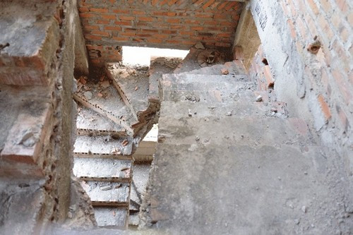 Còn phía trên là nhà bỏ hoang tại khu đô thị Thiên Đường Bảo Sơn (mặt đường Lê Trọng Tấn, Hà Nội). Các căn hộ được thiết kế theo lối nhà ở cao cấp, hoặc biệt thự. Do không có người ở, căn hộ đã bắt đầu xuống cấp, ngập ngụa rác.