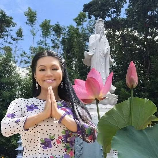 Dù sống ở Mỹ nhưng Ngọc Huyền vẫn rất hay đi chùa vì cô theo đạo Phật.