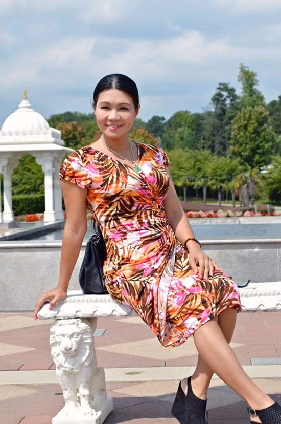 Nữ nghệ sĩ cải lương mặc phục đơn giản nhưng lịch sự, trẻ trung để đi thăm chùa Ấn độ ở Atlanta.